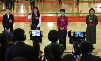 吳敏霞、杜玉濤、蒙曼、盧麗安代表接受采訪