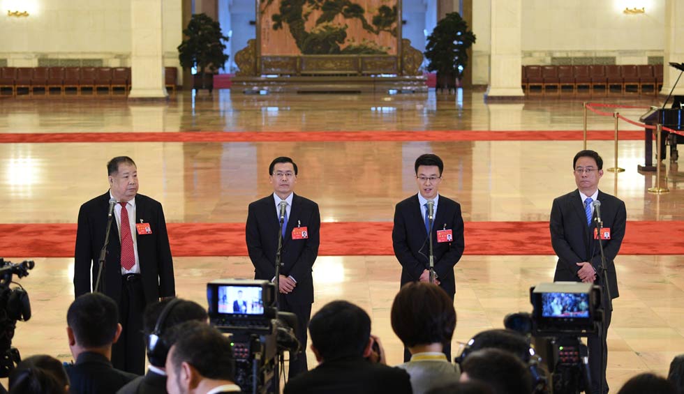 凌解放、王立平、徐川、黃一兵接受采訪
