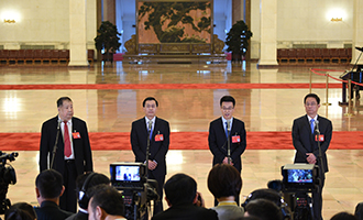 凌解放、王立平、徐川、黃一兵代表接受采訪