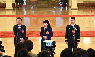 孟祥飛、李媛、曹先建代表接受采訪