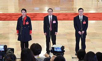 姜妍、康紅普、劉宗富代表接受采訪