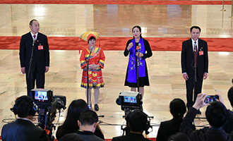 蔡松濤、杜麗群、楊小玲、賈立群代表接受采訪