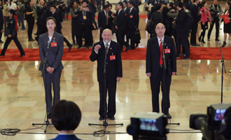 魏秋月、孟廣祿、薛晨陽代表接受采訪