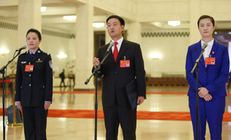 李貝、裴春亮、丁寧代表接受采訪