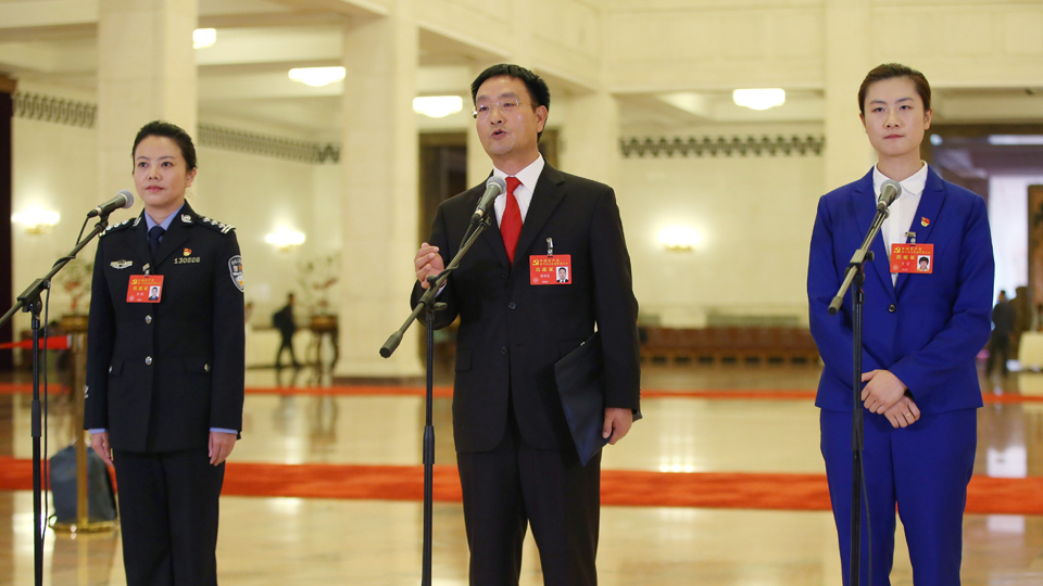 李貝、裴春亮、丁寧代表接受采訪