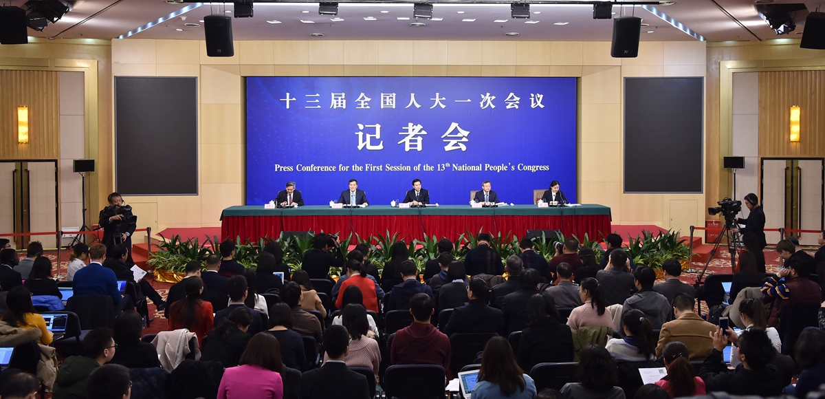 商務(wù)部部長(zhǎng)鐘山等就“推動(dòng)形成全面開放新格局 推動(dòng)商務(wù)事業(yè)高質(zhì)量發(fā)展”答記者問