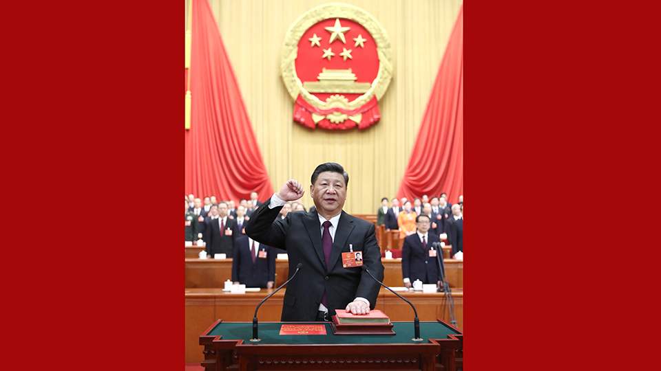 新當(dāng)選的國家主席、中央軍委主席習(xí)近平進(jìn)行憲法宣誓