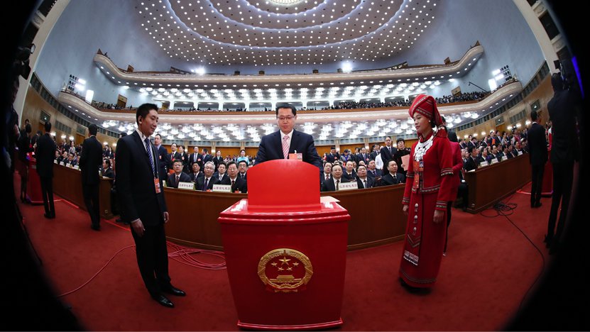 3月17日，人代會(huì)全體會(huì)議上代表在投票