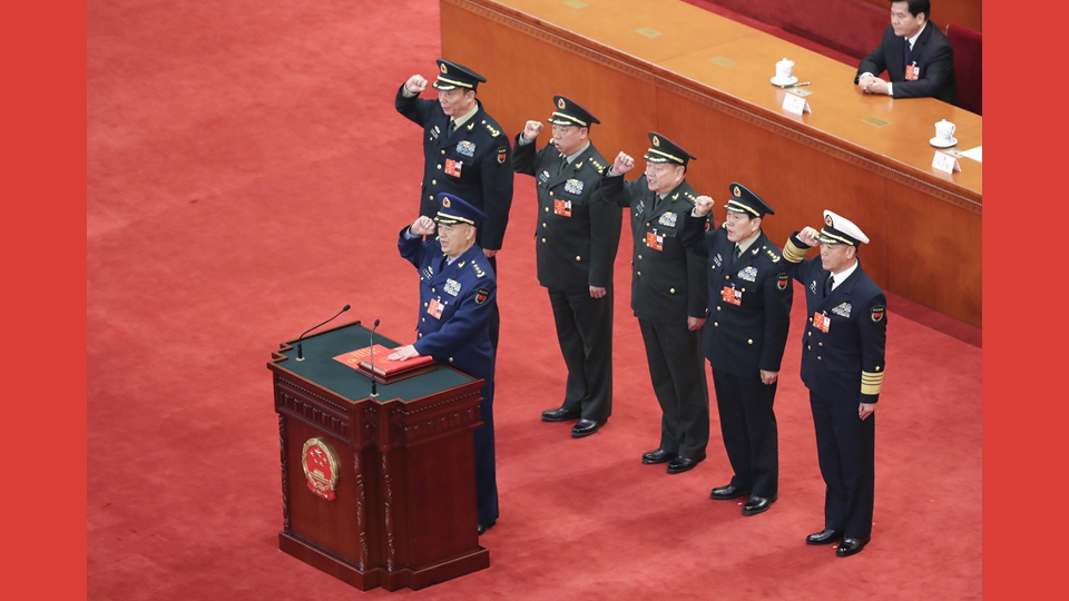 中央軍委副主席、委員進行憲法宣誓