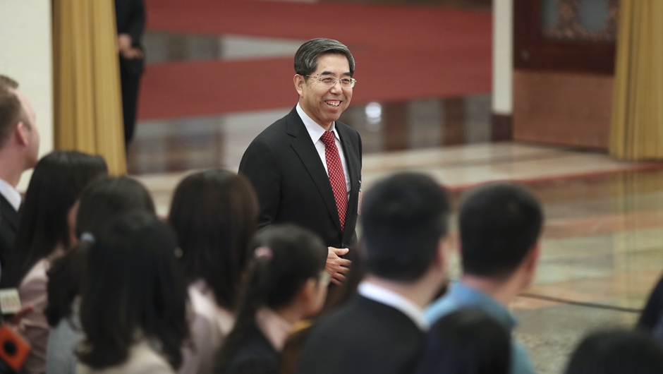 馬建堂步入“部長通道”，準(zhǔn)備接受采訪