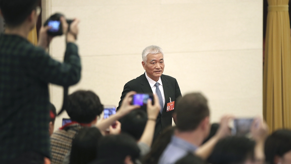 王志剛步入“部長通道”，準(zhǔn)備接受采訪