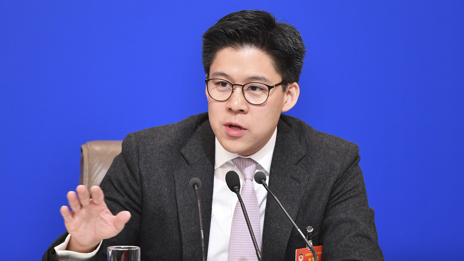 全國政協(xié)委員、中國香港體育協(xié)會(huì)暨奧林匹克委員會(huì)副會(huì)長(zhǎng)、霍英東集團(tuán)副總裁 霍啟剛