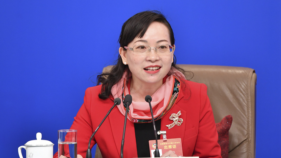全國政協(xié)委員、湖南省湘西土家族苗族自治州政協(xié)副主席 石紅