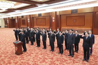 國(guó)務(wù)院部長(zhǎng)、委員會(huì)主任、中國(guó)人民銀行行長(zhǎng)、審計(jì)長(zhǎng)進(jìn)行憲法宣誓