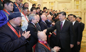 慶祝大會(huì)結(jié)束后，習(xí)近平等會(huì)見(jiàn)受表彰人員及親屬代表