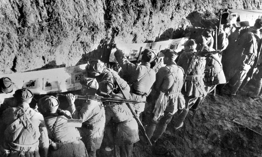1948年冬，淮海戰(zhàn)役期間，雙堆集前沿陣地舉辦的戰(zhàn)地影展，深受解放軍戰(zhàn)士歡迎。新華社稿  袁克忠攝