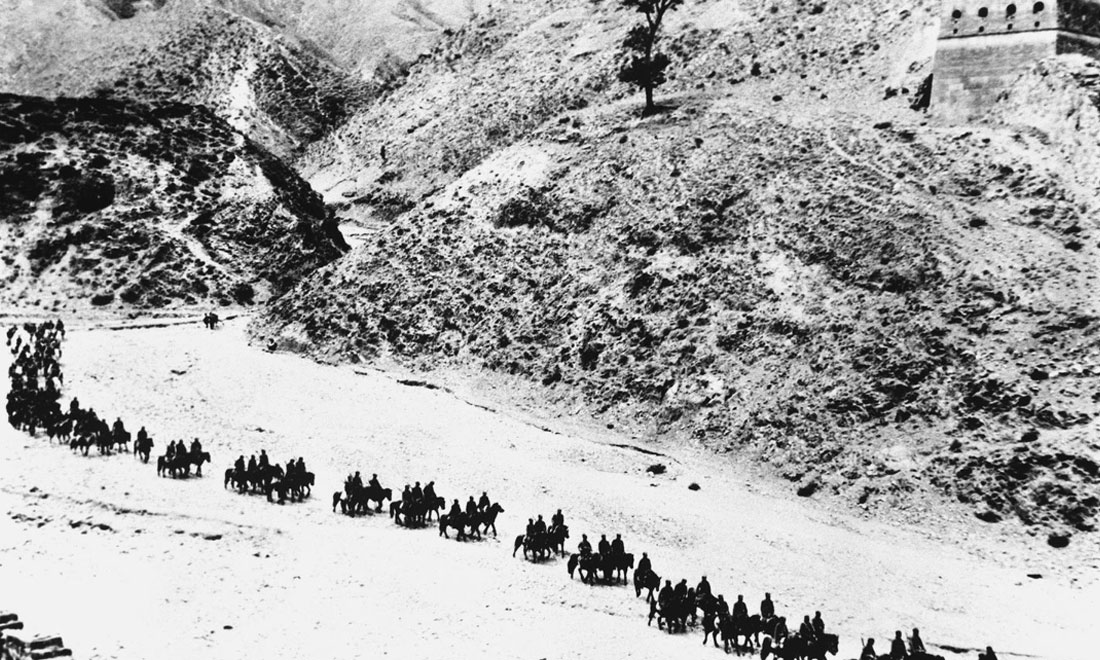 1937年11月太原失守后，八路軍向華北敵后挺進，分兵發(fā)動群眾，開展敵后游擊戰(zhàn)爭，創(chuàng)建敵后根據(jù)地。新華社稿　沙飛攝