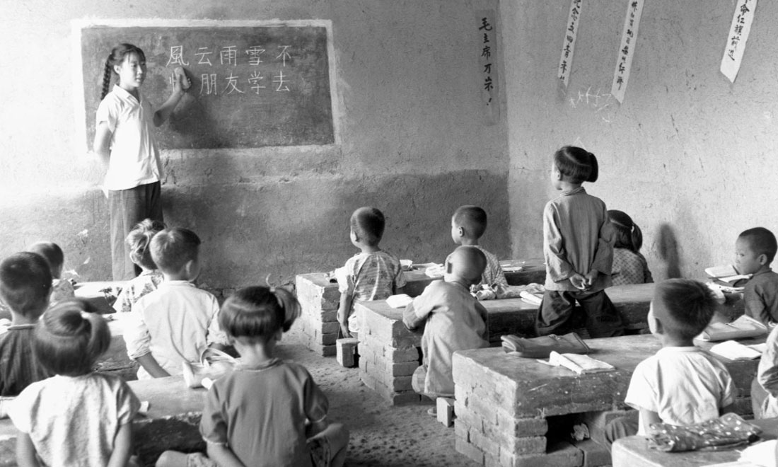 1964年夏，河北省壩縣煎茶鋪公社西煎大隊，一所耕讀小學的學生們在上課。新華社記者梁一丁攝