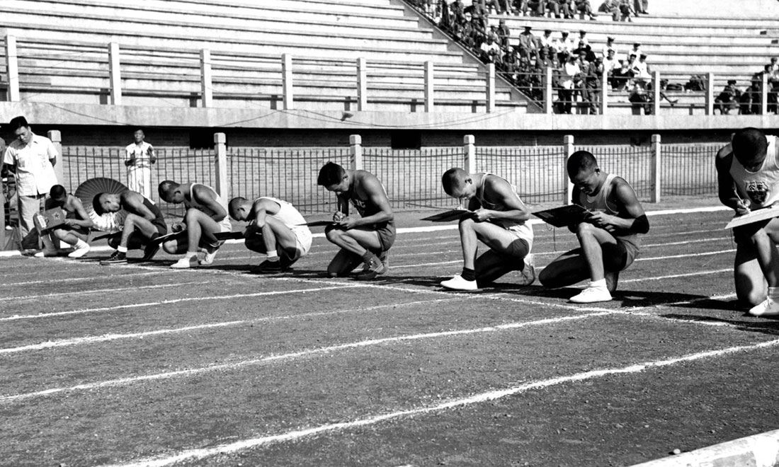1952年8月2日，慶祝中國人民解放軍建軍25周年全軍運動會在北京舉行，運動員在進行識字賽跑比賽。新華社記者岳國芳攝