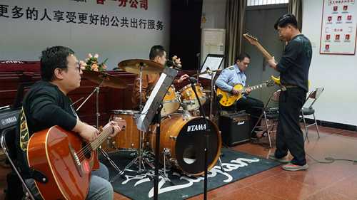 追夢(mèng)中國(guó)人|侯孝輝：左手方向盤，右手麥克風(fēng)