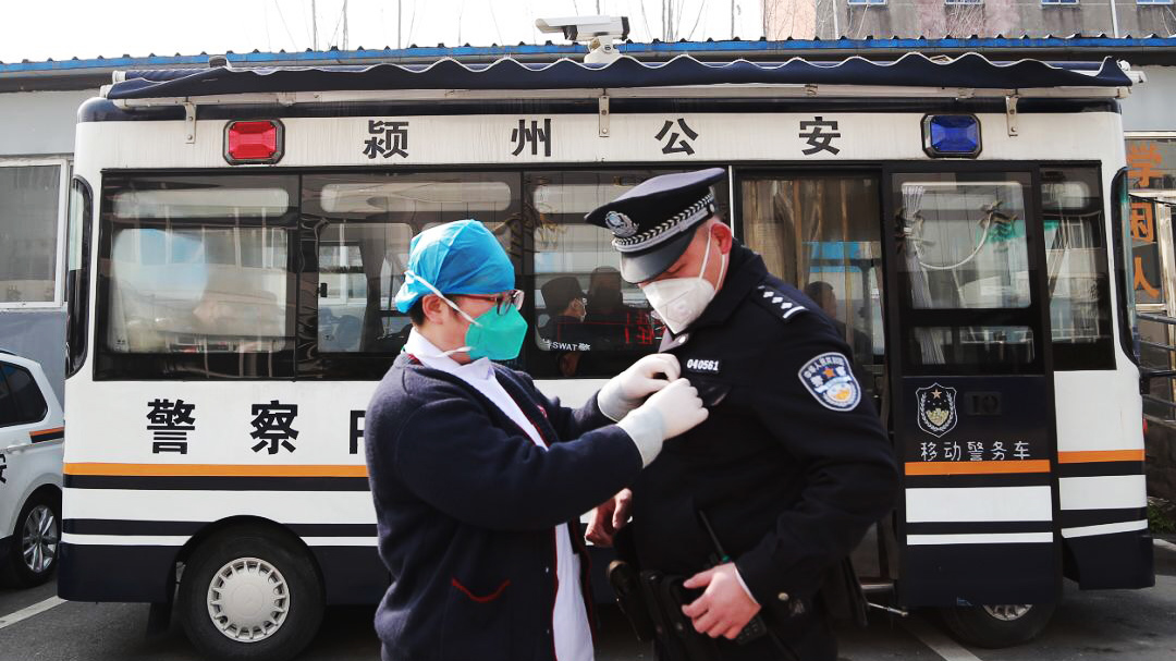 警察魏云龍：咫尺之間，各自?shī)^戰(zhàn)