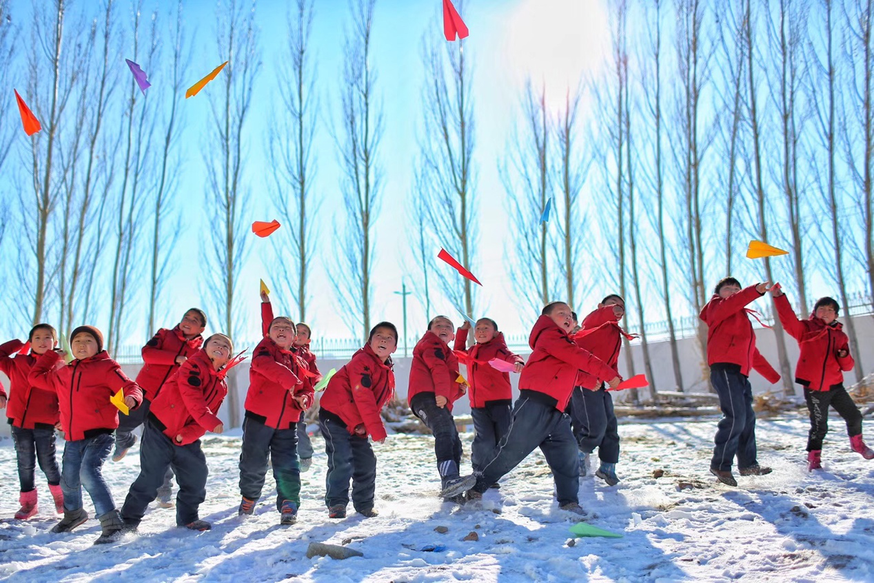 2017年11月15日， “多一克溫暖”公益行動走進北疆地區(qū)，實現(xiàn)了從物質(zhì)捐贈到“物質(zhì)+精神”溫暖的升級。 “體操冠軍”楊威、好妹妹樂隊等傾情加盟，不僅為孩子們帶來加厚羽絨服和御寒物資，還準備了溫暖的課堂。