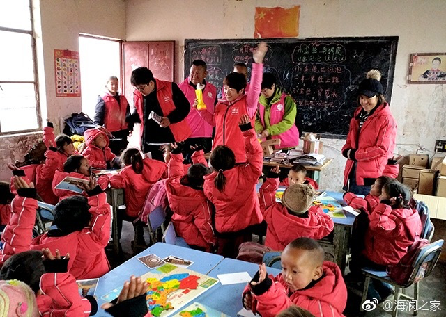 2018年，由海瀾之家攜手網(wǎng)易新聞打造的“多一課溫暖”課程平臺讓一間間溫暖的課堂走向深山與邊陲。帶著貼合孩子教育需求的線上內(nèi)容和教師、各領(lǐng)域KOL及愛心人士組成的愛心團隊，海瀾之家用實際行動為孩子的教育加溫，踐行“多一克溫暖”。