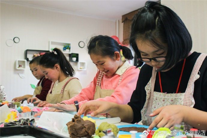 在北京，孩子們上了一節(jié)別開生面的廚藝課——手工DIY餅干。孩子們腦洞大開親自上手，從制作到出爐不僅留下了噴香的餅干，還留下了珍貴的回憶。親手做的餅干孩子們舍不得獨享，成為了回程路上最重要的“伴手禮”
