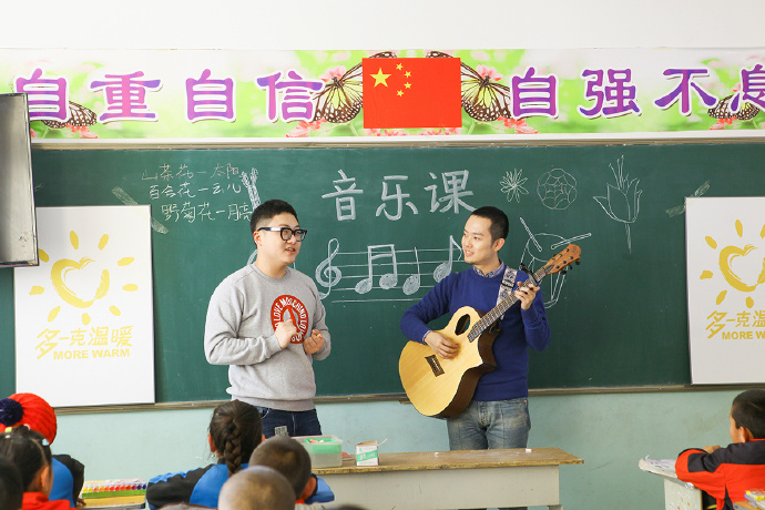 “多一克溫暖”公益活動的老朋友好妹妹樂隊，為孩子們帶來了音樂和繪畫課，用音符溫暖孩子們的心靈，用畫筆繪出更繽紛的世界。不斷匯聚的愛心，讓寒冷的北疆進入到更多人的視野當(dāng)中，也讓孩子們臉上的笑容更燦爛。
