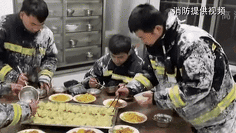 零下14度滅火后 消防員吃飯這一幕讓人心疼！