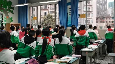 課上到一半，同學(xué)們卻把頭望向了外面！校長(zhǎng)說(shuō)：點(diǎn)贊！