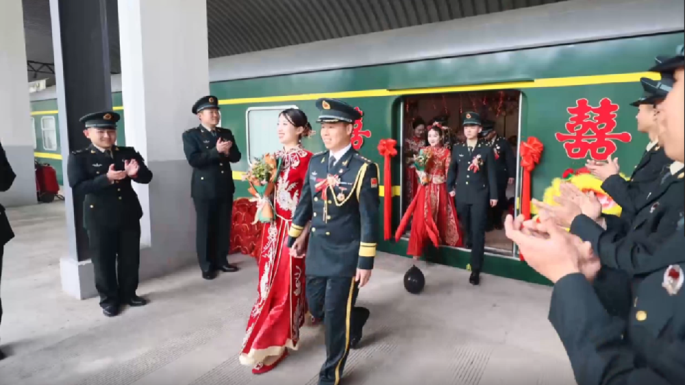 火車當(dāng)“婚車”，東風(fēng)快遞員最有排面的“幸福軍列”