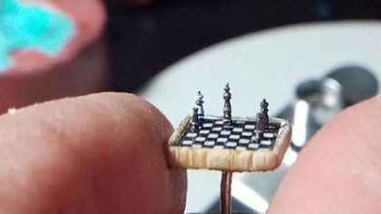 比指甲蓋還??！ 土耳其微雕藝術(shù)家雕出超小國際象棋