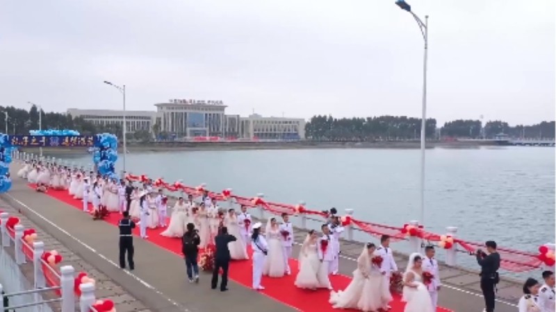 乘風(fēng)破浪來娶你！海軍某部30對新人舉行集體婚禮