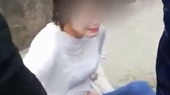 四川一女子墜河欲輕生，兩名消防員一躍而下