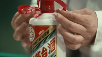 “抱團(tuán)松動”！機構(gòu)慌了？有人急忙賣茅臺，有人連夜看周期