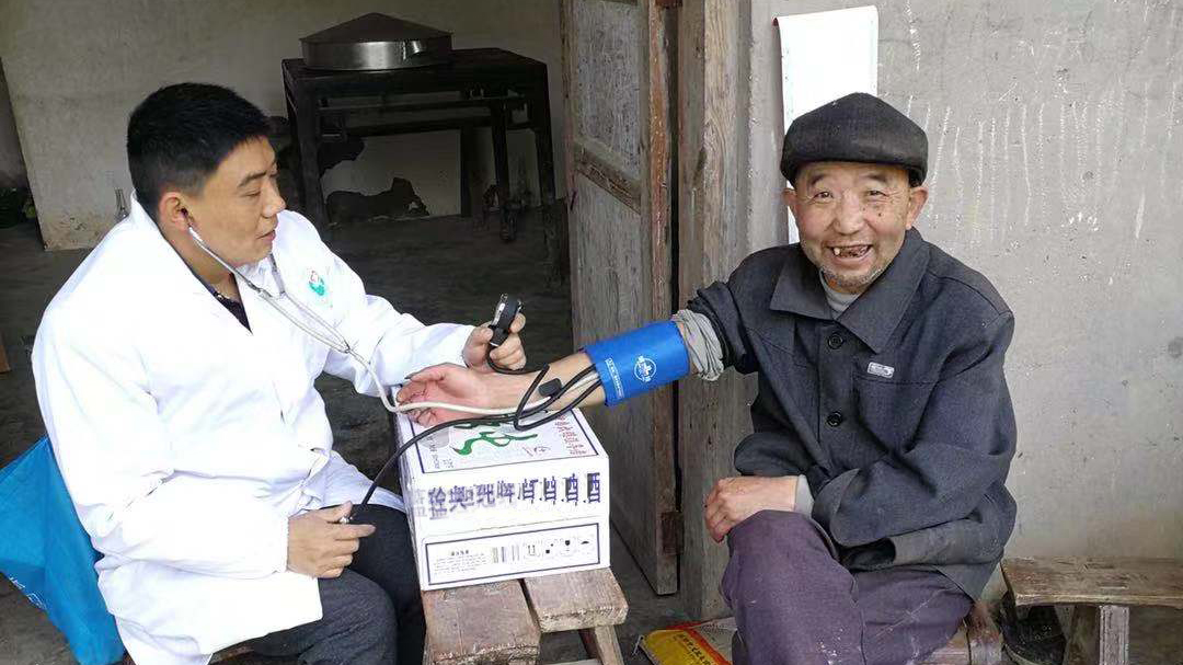 追夢中國人｜鄉(xiāng)村醫(yī)生譚明章：父子兩代堅(jiān)守，致力鄉(xiāng)村醫(yī)療
