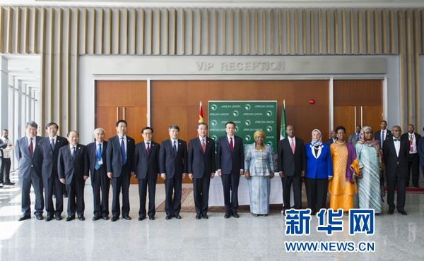 5月5日，中國(guó)國(guó)務(wù)院總理李克強(qiáng)在亞的斯亞貝巴非洲聯(lián)盟總部會(huì)見(jiàn)非盟委員會(huì)主席祖馬。這是會(huì)見(jiàn)后，李克強(qiáng)同祖馬參加集體合影。新華社記者王曄攝
