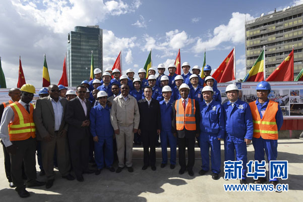這是李克強同海爾馬里亞姆與施工人員合影留念。新華社記者 李學仁 攝