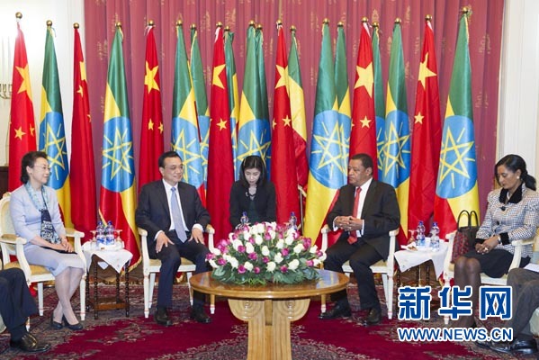 李克強(qiáng)總理夫人程虹、穆拉圖總統(tǒng)夫人梅阿扎參加會見。新華社記者王曄攝