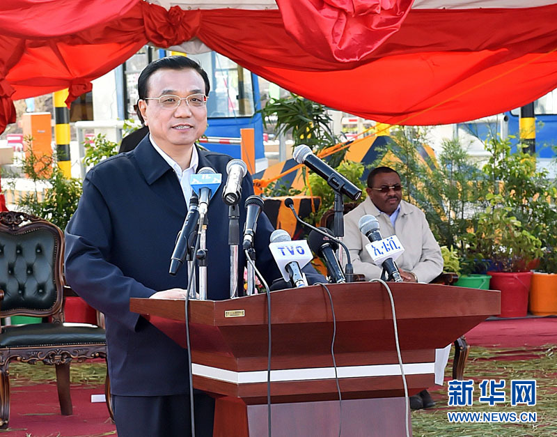 5月5日，國務(wù)院總理李克強與埃塞俄比亞總理海爾馬里亞姆共同出席亞的斯亞貝巴-阿達(dá)瑪高速公路一期竣工揭牌典禮，并為二期工程開工奠基剪彩。這是李克強在典禮上致辭。新華社記者 李濤 攝 