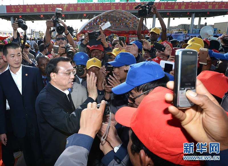 5月5日，中國國務(wù)院總理李克強與埃塞俄比亞總理海爾馬里亞姆共同出席亞的斯亞貝巴-阿達(dá)瑪高速公路一期竣工揭牌典禮，并為二期工程開工奠基剪彩。這是典禮結(jié)束后，李克強同工程施工人員親切交談。新華社記者 李濤 攝 