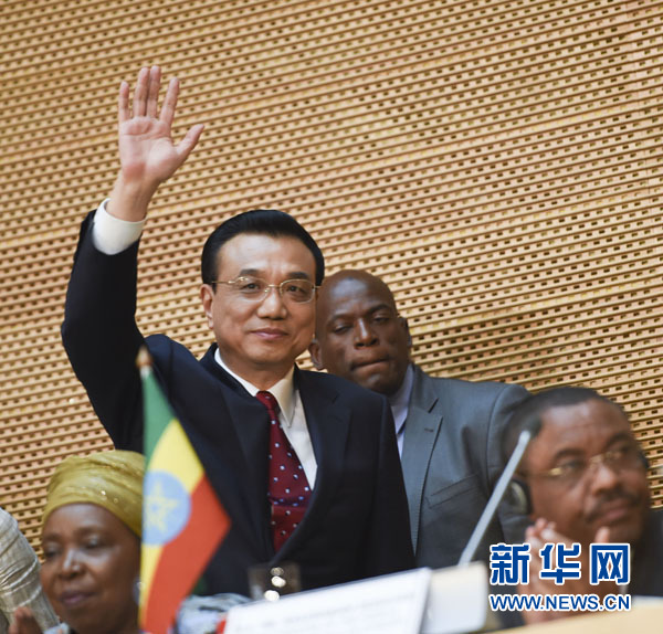 5月5日，中國國務(wù)院總理李克強(qiáng)在位于亞的斯亞貝巴的非洲聯(lián)盟總部發(fā)表題為《開創(chuàng)中非合作更加美好的未來》的演講。這是李克強(qiáng)步入會場時向聽眾揮手致意。新華社記者 李學(xué)仁 攝 