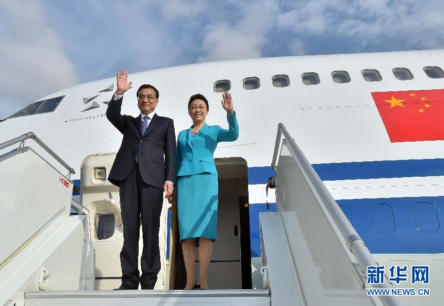 5月8日，應安哥拉總統(tǒng)多斯桑托斯邀請，中國國務院總理李克強乘專機抵達羅安達二月四日國際機場，開始對安哥拉進行正式訪問。李克強總理夫人程虹同機抵達。新華社記者 李濤 攝 