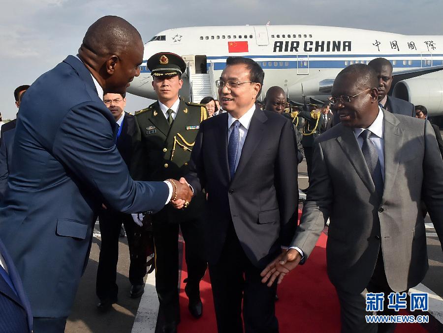  5月8日，應安哥拉總統(tǒng)多斯桑托斯邀請，中國國務院總理李克強乘專機抵達羅安達二月四日國際機場，開始對安哥拉進行正式訪問。這是安哥拉副總統(tǒng)維森特（右一）到機場迎接李克強總理。新華社記者 李濤 攝 