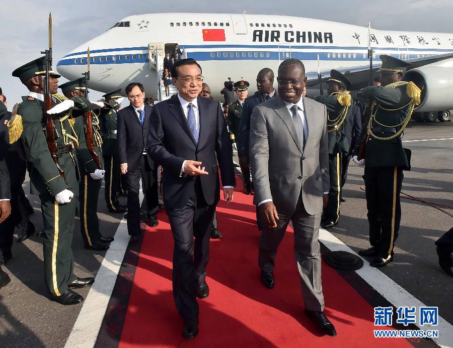 5月8日，應安哥拉總統(tǒng)多斯桑托斯邀請，國務院總理李克強乘專機抵達羅安達二月四日國際機場，開始對安哥拉進行正式訪問。這是安哥拉副總統(tǒng)維森特到機場迎接李克強總理。新華社記者 李濤 攝 