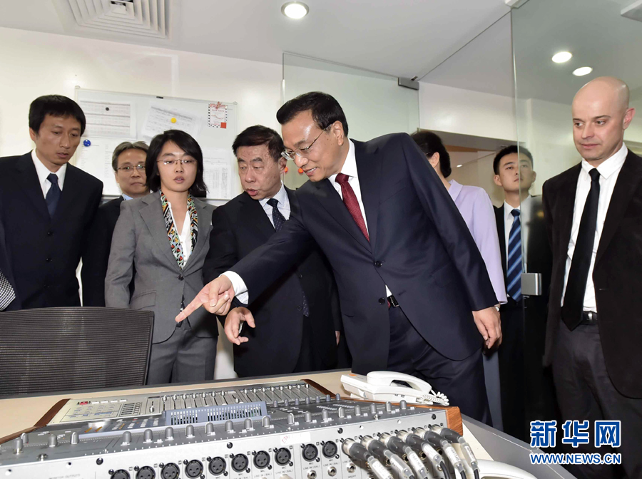 5月11日，中國國務(wù)院總理李克強在肯尼亞首都內(nèi)羅畢看望并慰問中央電視臺非洲分臺員工。 新華社記者 李濤 攝 