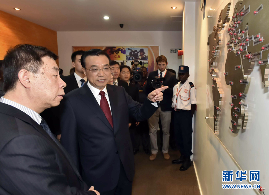 5月11日，中國國務(wù)院總理李克強在肯尼亞首都內(nèi)羅畢看望并慰問中央電視臺非洲分臺員工。 新華社記者 李濤 攝 