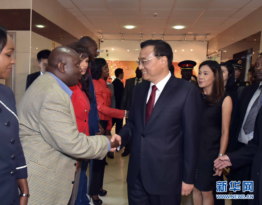5月11日，中國國務(wù)院總理李克強在肯尼亞首都內(nèi)羅畢看望并慰問中央電視臺非洲分臺員工。 新華社記者 李濤 攝 