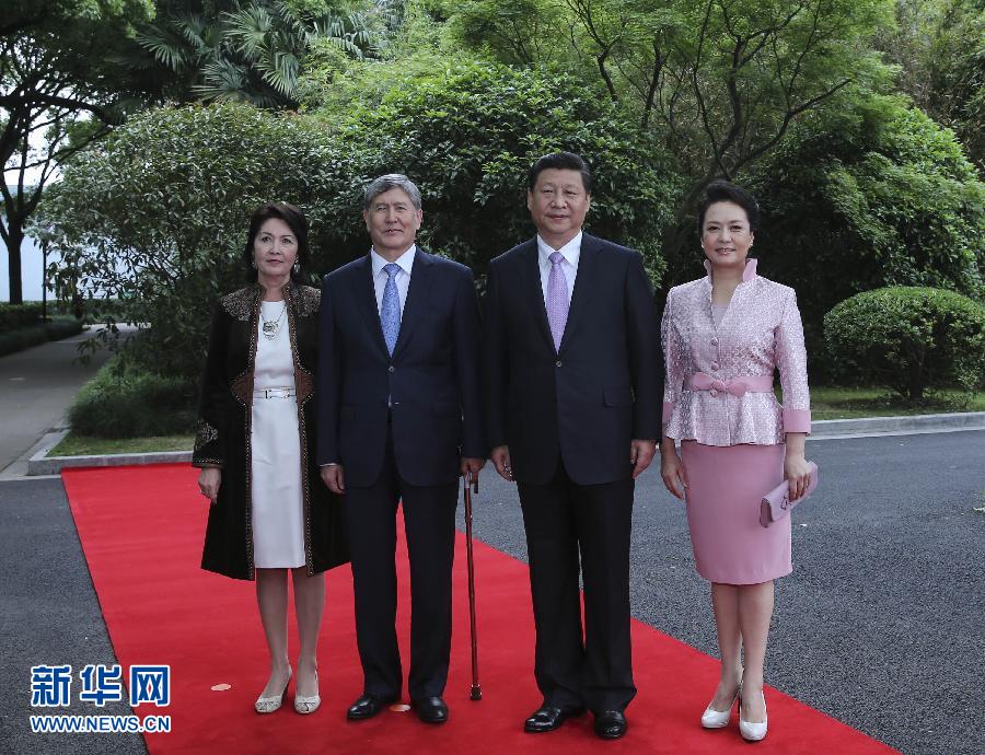會(huì)談前，習(xí)近平在上海西郊會(huì)議中心廣場(chǎng)為阿坦巴耶夫舉行歡迎儀式。新華社記者 蘭紅光 攝 